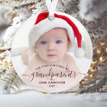 Foto Grandeleltern Erste Weihnachts-Rote Schrift Ornament<br><div class="desc">Helfen Sie ihnen, ihr erstes Enkelkind mit diesem schönen modernen Sake-Ornament zu feiern. Der bordeauxrote Text lautet "Unsere ersten Weihnachten als Großeltern", mit dem Wort "Großeltern" in eleganter Schrift mit Schnörkeln vor und nach. Ersetzen Sie das Beispielbild einfach durch Ihr Lieblings-Foto des neuen Babys, und fügen Sie seinen Namen und...</div>