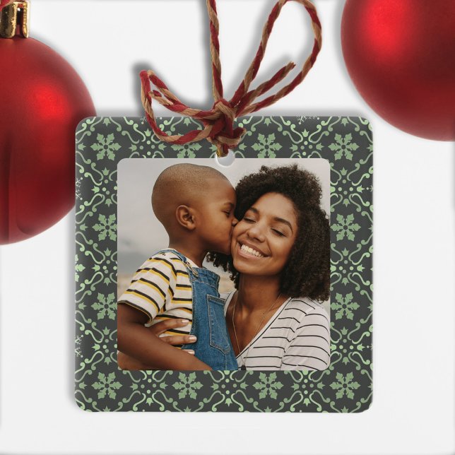 Foto Green Snowflakes Weihnachten Keramikornament (A simple festive green snowflake pattern on the back with an editable grey background. )