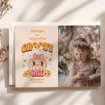 Foto Groovy One Boho Daisy 1. Geburtstag Party Dankeskarte<br><div class="desc">Mit dem Groovy One Boho Daisy 1. Geburtstag Party Dankeschön zum 1. Geburtstag. Diese bezaubernde Karte verbindet die böhmische Eleganz mit dem spielerischen Retro-Flair und ist somit ein unvergesslicher Weg, um Ihren Gästen zu danken, dass sie den ersten Meilenstein Ihres kleinen Hauses feiern. Bezauberndes Design: Mit einem köstlichen, boho-inspiriert Motiv...</div>