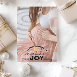 Foto Groovy Weihnachtsschwangerschaft Ankündigung<br><div class="desc">Teilen Sie Ihre Freude mit einer Touch festlichen Charmes mit unserer Foto Christmas Pregnancy Announcement. Diese reizvolle Karte verfügt über ein persönliches Foto, schön gerahmt, um Ihre wachsende Familie zu präsentieren. Das Design umfasst festliche Elemente wie Weihnachtsbäume, Schneeflocken oder Urlaubserlebnisse sowie eine herzliche Botschaft, die Ihre spannenden Neuigkeiten enthüllt. Diese...</div>