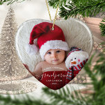 Foto Großeltern Erste Weihnachtsschrift Keramik Ornament<br><div class="desc">Helfen Sie ihnen, ihr erstes Enkelkind mit diesem schönen modernen Sake-Ornament zu feiern. Der weiße Text lautet "Unsere ersten Weihnachten als Großeltern", mit dem Wort "Großeltern" in eleganter Handschrift mit Schnörkeln vor und nach. Ersetzen Sie das Beispielbild einfach durch Ihr Lieblings-Foto des neuen Babys, und fügen Sie seinen Namen und...</div>