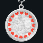 Foto-Halskette | Bild hinzufügen Versilberte Kette<br><div class="desc">Foto-Halskette mit roten Herzen in Rundkreisen | Bild hinzufügen. Individualisierbares Design mit Ihrem Bild. Liebe Geschenkidee für Frauen wie Ehefrau Freundin etc. Personalisiertes Design.</div>