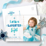 Foto Hanukkah Latkes Lachen Licht Rustikales Holz Feiertagspostkarte<br><div class="desc">"Latkes, lachen & leicht." Spaß, skurrile handgefertigte Typografie mit den Sternen von David in staubblau, türkis und aquamarin auf rustikalem, weißem Holzboden, zusammen mit dem Foto Ihrer Wahl, helfen Ihnen, in Hanukkah zu beginnen. Fühlen Sie sich die Wärme und Freude der Ferienzeit, wenn Sie diese atemberaubende, farbenfrohe, personalisierte Hanukkah Gruß...</div>