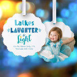 Foto Hanukkah Latkes Laghter Light Typografie Ornament Karte<br><div class="desc">"Latkes, lachen & leicht." Genießen Sie die Wärme und Freude der Feriensaison, während Sie das Lichteffekt mit dieser spielerischen, wahren Papierschmuckkarte einführen. An der Vorderseite, lustige, skurrile handgefertigte Typografie in staubblauer, türkisfarbener und aquamariner Decke, ein weißer Hintergrund. Das personalisierte Foto Ihrer Wahl schmückt den Rücken. 5, 25" Quadrat, enthält Band,...</div>