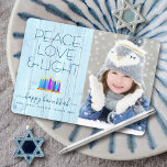 Foto Hanukkah Menorah Peace Liebe Leicht Rustikal Feiertagskarte<br><div class="desc">"Frieden, Liebe und Licht." Eine spielerische, moderne, künstlerische Abbildung von Boho Musterkerzen in einer Menorah hilft Ihnen, den Urlaub von Hanukkah zu beginnen, zusammen mit dem individuellen Foto Ihrer Wahl. Die blauen Kerzen mit farbenfrohen Imitat-Folienmustern überdecken einen hellblauen rustikalen Holzhintergrund. Imitate Goldfolie Konfetti Punkte rahmen die Karte. Fühlen Sie sich...</div>