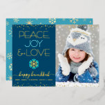 Foto Hanukkah Peace Joy Liebe Snowflake Real Gold Folien Feiertagskarte<br><div class="desc">"Frieden, Freude und Liebe." Eine lustige, spielerische, reale Goldfolie und türkisblaue Schneeflocke-Illustration, echte Goldfolien-Konfetti-Punkte, echte Goldfolie und türkisfarbene, moderne Typografie auf marineblau-Hintergrund, zusammen mit dem Foto Ihrer Wahl, helfen Ihnen, die Hanukah-Saison einzuleiten. Ein zufälliges Imitat mit Goldfolie-Schneeflockenmuster überlagert türkisblau auf der Rückseite. Fühlen Sie die Wärme und Freude der Ferien,...</div>