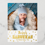 Foto Happy Hanukkah Modern Whimsical Real Gold Folien Feiertagspostkarte<br><div class="desc">"Happy Hanukkah." Spaß, spielerisch, skurril handgefertigt echte Goldfolien Typografie und ein zufälliger Star of David Muster überlagern einen sauberen, weißen Hintergrund. Fügen Sie das Foto Ihrer Wahl hinzu und helfen Sie, in Hanukka mit dieser atemberaubenden, farbenfrohen, personalisierten echten Goldfolie Gruß Postkarte. Ihre persönliche Note, ob in Schreibschrift oder Handschrift, befindet...</div>