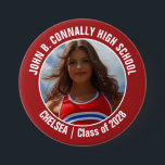 Foto High School Spirit Button<br><div class="desc">Dieses coole,  kundenspezifische Highschool Cheerleader Foto Geschenk zeigt eine weiße Typografie Ihres Teams und Spielernamen auf einem roten Knopf. Personalisieren Sie sich mit dem Foto Ihres Schülers und das Klassenzjahr als stolze,  aufregende Eltern. Eine Mutter und ein Vater können diese Knöpfe für den Wettbewerb und Spiele tragen.</div>