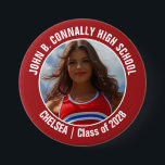 Foto High School Spirit Button<br><div class="desc">Dieses coole,  kundenspezifische Highschool Cheerleader Foto Geschenk zeigt eine weiße Typografie Ihres Teams und Spielernamen auf einem roten Knopf. Personalisieren Sie sich mit dem Foto Ihres Schülers und das Klassenzjahr als stolze,  aufregende Eltern. Eine Mutter und ein Vater können diese Knöpfe für den Wettbewerb und Spiele tragen.</div>