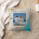 Foto Hochzeit der Strandbäume Kissen<br><div class="desc">Strand mit tropischem Ozean, Foto mit Braut und Bräutigam, Hochzeitskissen. Sie können Ihre eigenen Fotos, Namen und Datum hinzufügen.</div>