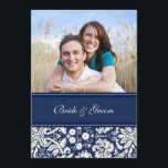 Foto Hochzeit Einladungen Blaue Creme Damask<br><div class="desc">Einladende Hochzeitsfotos in elegantem dunkelmarineblau und cremefarbenem Damast-Muster. Passen Sie diese Einladungen mit Ihren Hochzeitsdetails und Ihrem eigenen Foto an. Erhältlich in passenden Produkten für alle Ihre Hochzeitsbedürfnisse.</div>