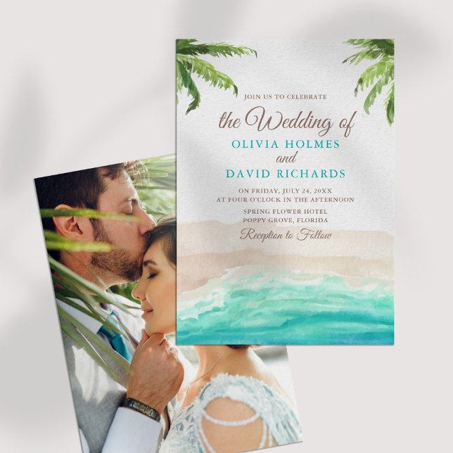 Foto Hochzeit im tropischen Wasser Einladung (Watercolor Tropical Beach Couple Photo Wedding Invitation on a white table.)