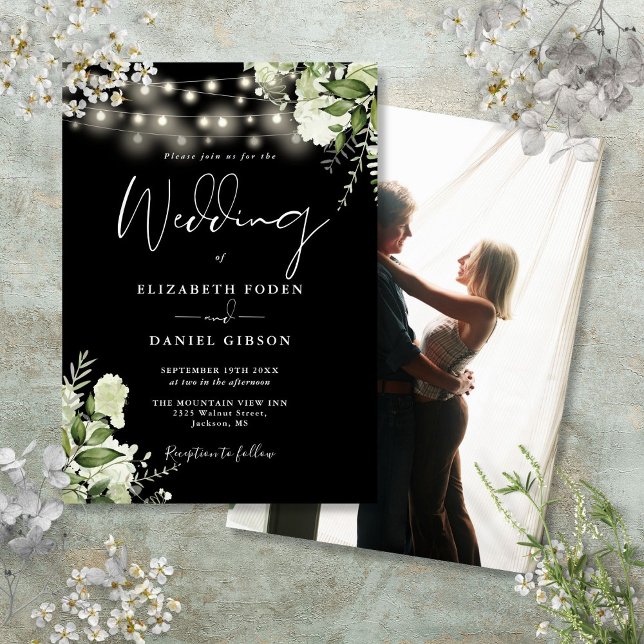 Foto Hochzeit mit schwarz-weißem Blumenstrauß Einladung (Black And White Floral String Lights Photo Wedding Invitation)