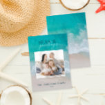 Foto Holiday Card für moderne Strandfamilie Feiertagskarte<br><div class="desc">Stilvolles Weihnachtskartendesign mit trendigem Mix aus fett- und skriptfähigem Schriftart,  Platz für Ihr ausgewähltes Foto vorne mit Strand- und Meeresgrafik auf der Rückseite</div>