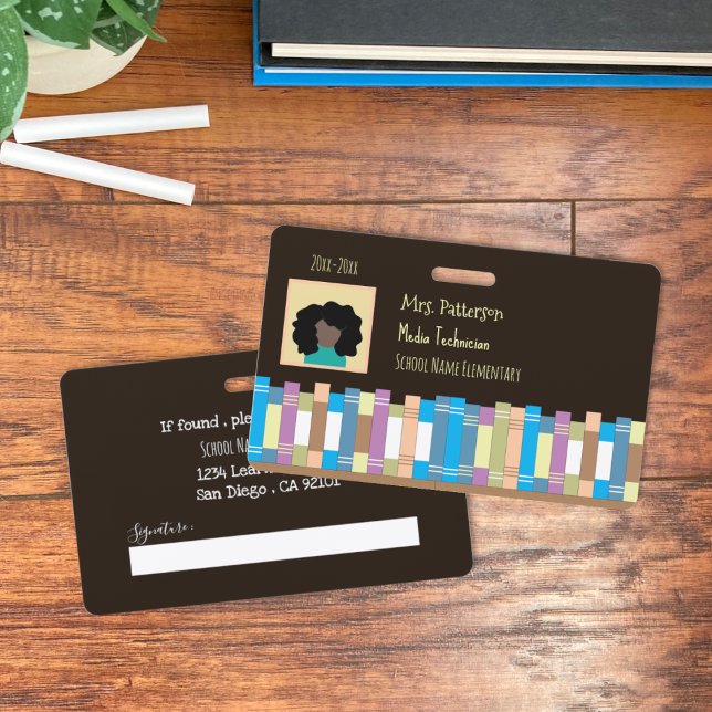Foto-ID für Mitarbeiter der Grundschule Abzeichen Ausweis (School staff photo ID black horizontal employee badge with vector book shelf . )