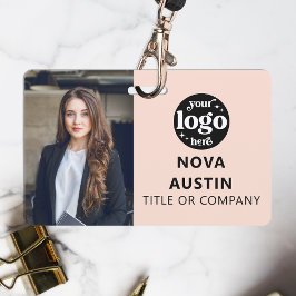 Foto-ID für rosa Mitarbeiter mit QR-Code-Logo Ausweis