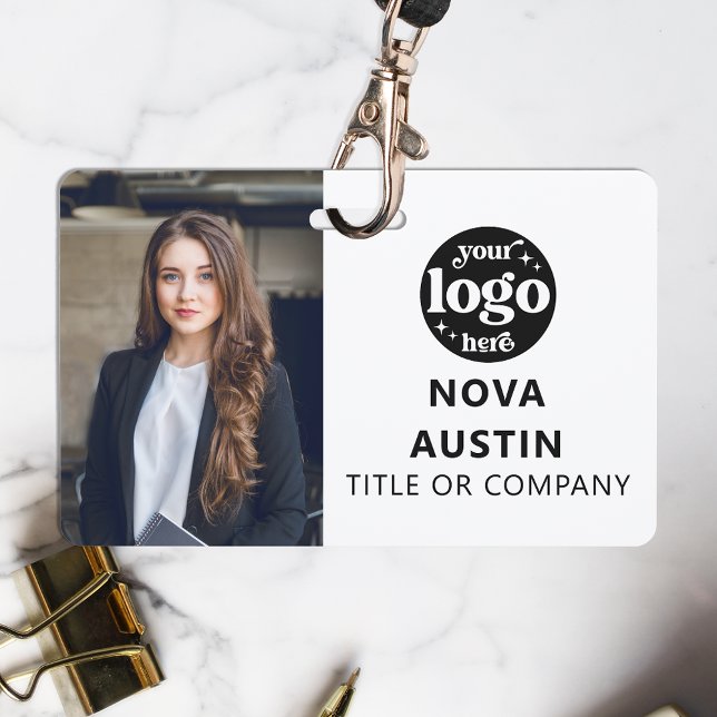 Foto-ID für Weiße Mitarbeiter mit QR-Code-Firmenlo Ausweis (Von Creator hochgeladen)