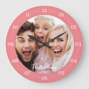 Foto in der Familie mit moderner Script-Großuhr Große Wanduhr