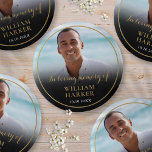 Foto in Love Memory Funeral Button<br><div class="desc">Ein modernes personalisiertes Foto Feiern des Lebens Gedenktag Beerdigung-Taste. Entwickelt von Thisisnotme©</div>