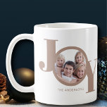Foto Joy Kaffeetasse<br><div class="desc">Diese moderne, stilvolle Tasse zum Weihnachtsfest im Foto ist mit dem Wort JOY in taupe beige auf weißem Hintergrund dekoriert. Einfach mit Ihrem Foto und Namen anpassbar.</div>