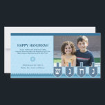 Foto-Karte Chanukkas Dreidel Feiertagskarte<br><div class="desc">Ein spinnendes dreidel zeigt Schienbein,  he,  gimel und Nonne auf dieser Chanukka-Fotokarte mit Ihrem eigenen Fotorecht oben. Der subtile Davidsstern Hintergrund erhöht Ihre personalisierte Mitteilung,  die durch einen anderen Davidsstern Betont wird. Verfügbar in den abwechselnden Farben mit zusammenpassenden Produkten.</div>