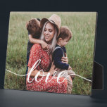 Foto-Liebe für personalisierte Mama Fotoplatte<br><div class="desc">Sie Liebe ein nachdenkliches Geschenk, das sie sich jeden Tag anschauen kann. Nehmen Sie sich ihre Fotos mit den Kindern/Familienmitgliedern und passen Sie dieses Foto einfach an. Mit dem Wort "Liebe" in einem eleganten Skript-Schriftart für eine Touch von Süße und modernem Stil. Freut sie sich mit einem Geschenk, das sie...</div>