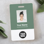 Foto, Logo, Name des Mitarbeiters auf Seite Grün Ausweis<br><div class="desc">Dieses Schwarz-Weiß-Abzeichen mit eigenem Firmennamen wird einfach mit Foto,  Scan-Bar und Firmenlogo personalisiert. Ein einfaches Business-Design in dunkelbraunen und weißen Standardfarben,  das in Vorder- und Rückengrößen vollständig anpassbar ist,  serifenlose,  einfache und moderne Schriftart und ein berufliches und klares Aussehen. Erhältlich mit Lanyard,  Metallklammer oder mit Retraktikett. Keine Mindestbestellung.</div>