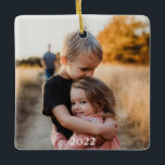 Foto-Memory-Keepake Keramikornament<br><div class="desc">Gönnen Sie den Erinnerungen dieses Weihnachtsfest dieses schlichten und doch schönen Foto-Sake-Ornament. Fügen Sie Ihr Lieblings-Foto aus diesem Jahr für eine schöne, sentimentale Erinnerung der glücklichen Zeit in Ihrem Leben jedes Mal, wenn Sie es ziehen, um für die Ferienzeit zu dekorieren. Sicher, ein Lächeln zu Freunden und Familie bringen, dieses...</div>