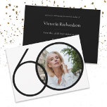 Foto Minimalistisch Schwarz-weiß 60. Geburtstag Einladung<br><div class="desc">Foto Minimalistisch Schwarz-weiß 60. Geburtstag Einladung. Modernes minimalistisches Geburtstagsdesign,  einfach aber elegant und elegant. Diese Designvorlage ist mit Ihrem Foto anpassbar. Ideal für ein Schwarz-Weiß-Party! Dies ist eine anpassbare Vorlage,  wenn Sie Hilfe beim Anpassen benötigen,  kontaktieren Sie einfach den Designer,  indem Sie auf die Schaltfläche 'Nachricht' unten klicken.</div>