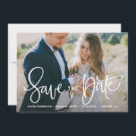 Foto mit Hübscher Hand Save the Date<br><div class="desc">Eine elegante und moderne Foto Save the Date-Flachkarte mit moderner Kalligraphie mit bunten Konfetti-Mustern. Personalisieren Sie diese Ankündigung Datum freihalten,  indem Sie Ihr eigenes Foto und Ihre Daten hinzufügen. Ähnliche Artikel sind in meinem Shop erhältlich.</div>