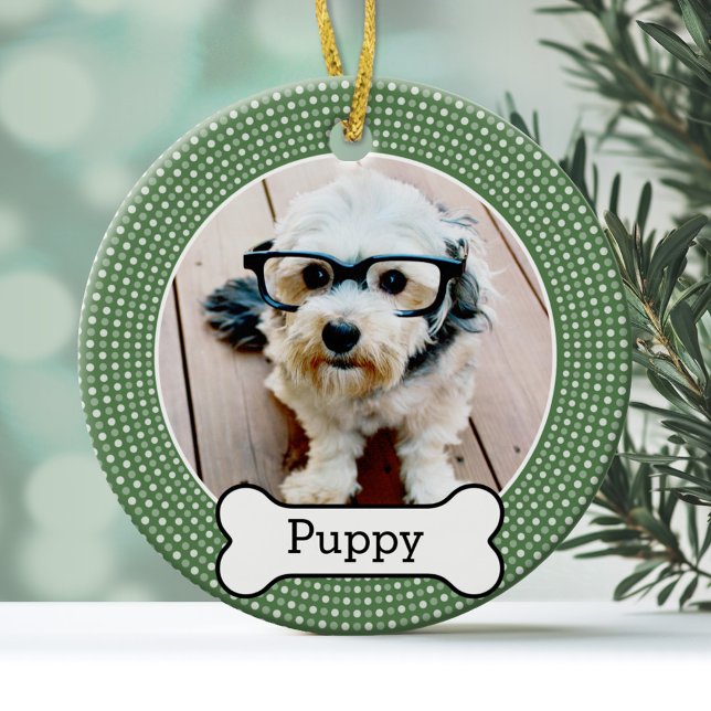 Foto mit Hundeblock - grüne Polka-Punkte Keramikornament (A fun pet ornament with a green polka dot border with a dog bone area for the pet name)