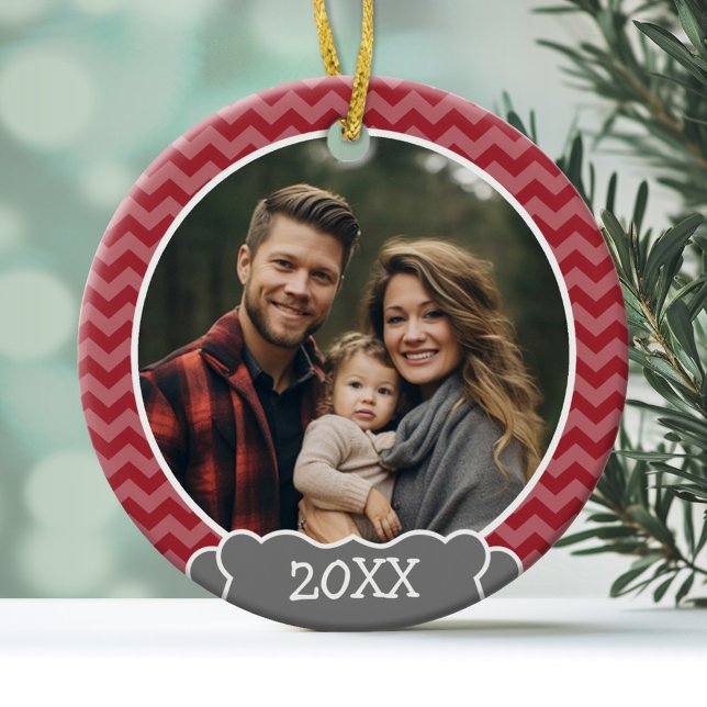 Foto mit Jahr Keramik Ornament (A modern photo ornament with a red chevron border and place to add a year.)