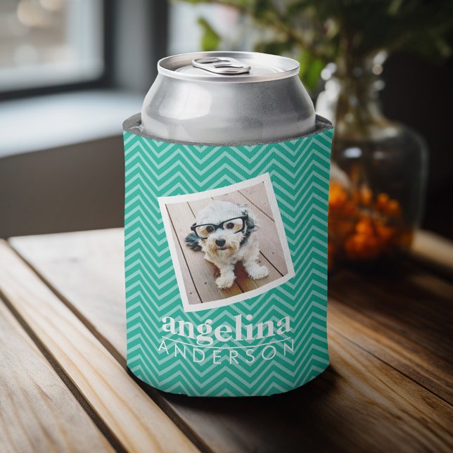 Foto mit modernem Zickzack Muster und Individuelle Dosenkühler (Celebrate with a personalized can cooler - add your name or monogram. Great party favor or gift)