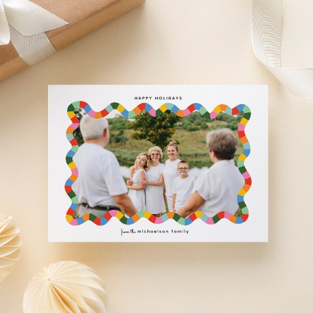 Foto mit modernen Wavy-Frame-Farbtönen Weihnachten (Crispy white and happy colored check wavy frame Christmas holiday new year family photo card)
