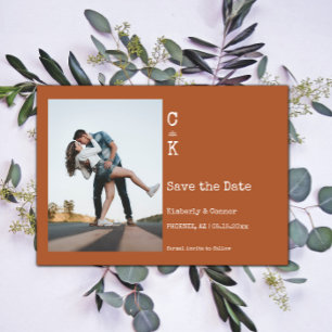 Foto mit verbrannter Orange Minimalist Monogramm Save The Date