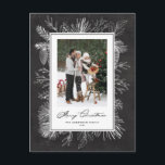 Foto mit weißem Vintagem Botanischem Rahmen Feiertagspostkarte<br><div class="desc">Frohe Weihnachten! Diese Weihnachtspostkarte des Fotos besticht durch einen Vintagen, weißen botanischen Rahmen in feiner Linienkunst, der einen weichen, eleganten Rahmen um das Bild herum verleiht. Erhältlich in einer Reihe von Hintergrundfarben, paart es sich wunderschön mit Schwarz-Weiß-Fotos oder Farbtönen. Die einfache Anordnung ist perfekt für Feiertagsgruß, Ankündigungen oder saisonalen danke....</div>