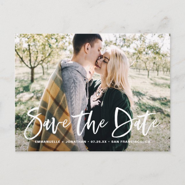 Foto mit weißen Buchstaben Save the Date Postkarte (Vorderseite)