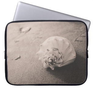 Foto mit weißer Muschel auf Sand Laptopschutzhülle
