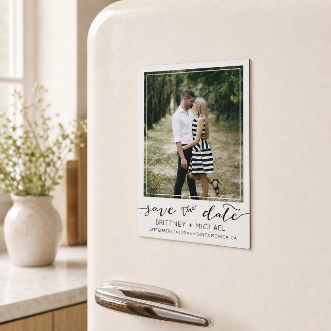 Foto Modern Save the Date Magnetkarte (Announce your wedding with this modern custom photo save-the-date design. )