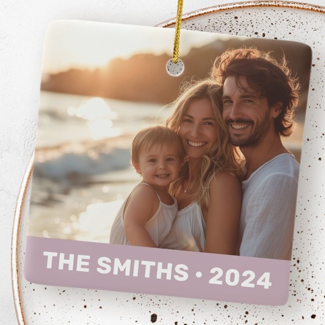 Foto moderne staubige lila Bezeichnung Jahr Keramikornament (Family photo modern dusty purple name year ceramic ornament)