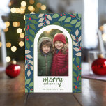 Foto Moderner Bogen - Eukalyptuszweige Weihnachten<br><div class="desc">Eine moderne frohe Weihnachtskarte in Marine, grün, rot und weiß. Das Foto ist ein Mod-Bogen mit farbigem Rahmen. Das moderne Design umfasst Eukalyptuszweige sowie Beeren- und Sans-Serifen für den Hauptteil des Textes. Der Gruß ist in einer rustikalen modernen Schrift. Auf der Rückseite befindet sich ein Eukalyptusmuster in Grüntöne und Weiß....</div>