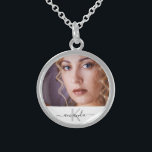 Foto Monogram Name modern Sterling Silberkette<br><div class="desc">Personalisieren und fügen Sie Ihr eigenes Foto von sich selbst, beste Freundin, Mutter, Schwester, Großmütter. Ein weißer Rahmen mit schwarzem Text. Personalisieren und fügen Sie einen Namen und einen Monogrammbuchstaben hinzu. Der Name ist mit einem modernen Stil handgeschriebenen Stil Skript mit Swashes geschrieben. Um die Swashes behalten, löschen Sie nur...</div>