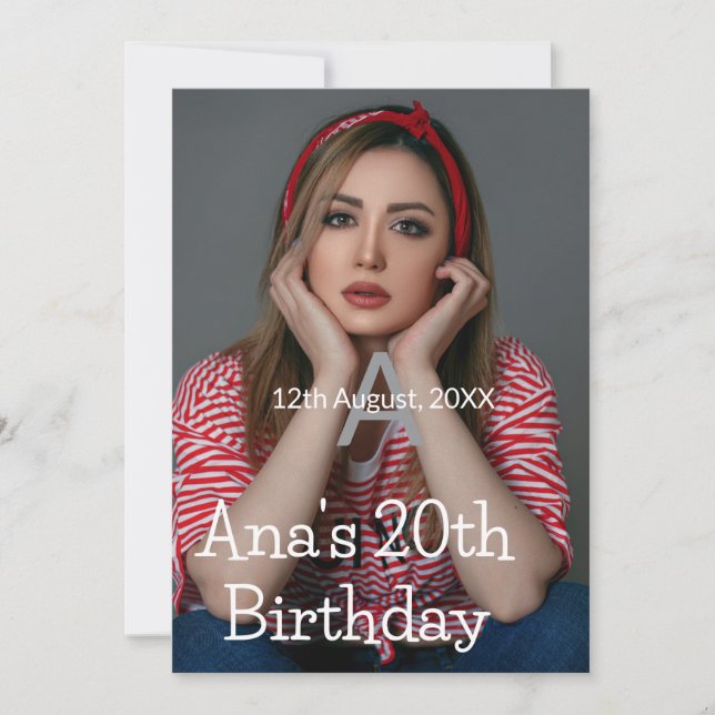 Foto Monogramm glücklich 20. Geburtstag grau weiß Einladung (Vorderseite)