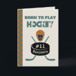Foto Name Age Text Jersey Nummer Hockey Sport Karte<br><div class="desc">Mit unserer aquamarinen und braunen Retro-Grußkarte, die die Leidenschaft des Hockys würdigt, präsentiert sich diese Karte mit dem gleichen Verpackungspapier! Dieses außergewöhnliche Design zeigt eine faszinierende Maske, gekreuzte Hockeyschläger und einen Puck, begleitet von der bestärkenden Aussage "Geboren zu spielen Hockey". Das Retro-Farbschema fügt dieser Geschenkverpackung eine Touch von Eleganz und...</div>