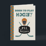 Foto Name Age Text Jersey Nummer Hockey Sport Karte<br><div class="desc">Mit unserer aquamarinen und braunen Retro-Grußkarte, die die Leidenschaft des Hockys würdigt, präsentiert sich diese Karte mit dem gleichen Verpackungspapier! Dieses außergewöhnliche Design zeigt eine faszinierende Maske, gekreuzte Hockeyschläger und einen Puck, begleitet von der bestärkenden Aussage "Geboren zu spielen Hockey". Das Retro-Farbschema fügt dieser Geschenkverpackung eine Touch von Eleganz und...</div>