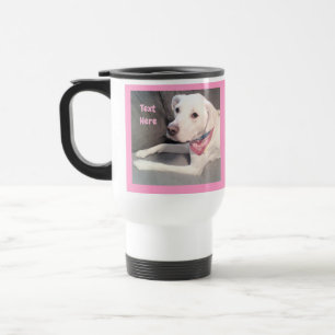Foto Niedlicher weißer Labrador-Mix-Hund mit Scarf Reisebecher