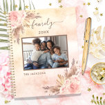 Foto Pampas Gras Rose Goldblume 2025 Planer<br><div class="desc">Personalisieren und fügen Sie Ihr eigenes Foto. Ein weißer Hintergrund. Brauner Rahmen mit Pampasgras und rosa Blumen. Fügen Sie Ihren Familiennamen und ein Jahr hinzu.</div>