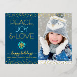Foto Peace Joy Liebe Snowflake Navy Blue Real Gold Folien Feiertagspostkarte<br><div class="desc">"Frieden, Freude und Liebe." Eine lustige, spielerische, reale Goldfolie und türkisblaue Schneeflocke-Illustration, echte Goldfolien-Konfetti-Punkte, reale Goldfolie und türkisfarbene, moderne Typografie auf marineblau-Hintergrund, zusammen mit dem Foto Ihrer Wahl, helfen Ihnen, die Urlaubssaison einzuleiten. Ihre persönliche Note, ob in Schreibschrift oder Handschrift, befindet sich auf der Rückseite. Fühlen Sie die Wärme und...</div>