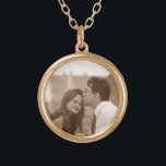 Foto Pendant-Kette Vergoldete Kette<br><div class="desc">Personalisieren Sie diese Halskette mit einem besonderen Foto. Diese machen großartige Erinnerungen und Geschenke für Angehörige oder besondere Anlass wie Geburtstage, Hochzeiten und Feiertage. Um die Größe Ihres Fotos zu verändern oder neu zu positionieren, klicken Sie auf die Schaltfläche Anpassen. Dies führt Sie in den Bearbeitungsmodus und Sie können Ihr...</div>