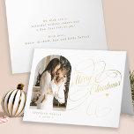 Foto personalisiert Frohe Weihnachten elegant Dreh<br><div class="desc">Elegante stilvolle Frohe Weihnachten Imitate Gold klassische Kalligraphie Drehbuch Familie Foto einfache weiße gefaltete Urlaubskarte mit Ihrem individuellen personalisierten Text auf der Vorderseite und innen. BITTE BEACHTEN SIE, dass die Hintergrundfarbe editierbar ist. Sie können es ändern, nachdem Sie unter dem IT-Menü PERSONALISIEREN die Option CUSTOMIZE ausgewählt haben. Wenn Sie es...</div>